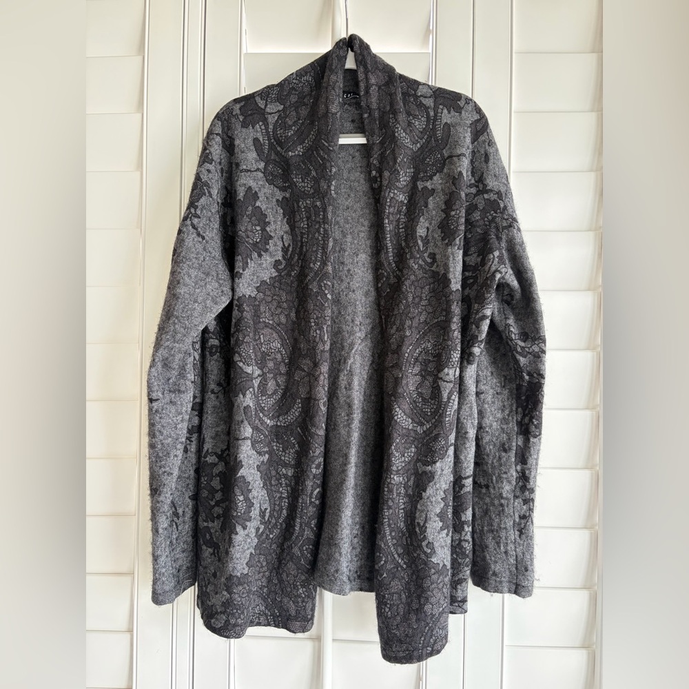 II SISTERS Gray & Black Floral Long Sleeve Cardigan Sweater Size Large